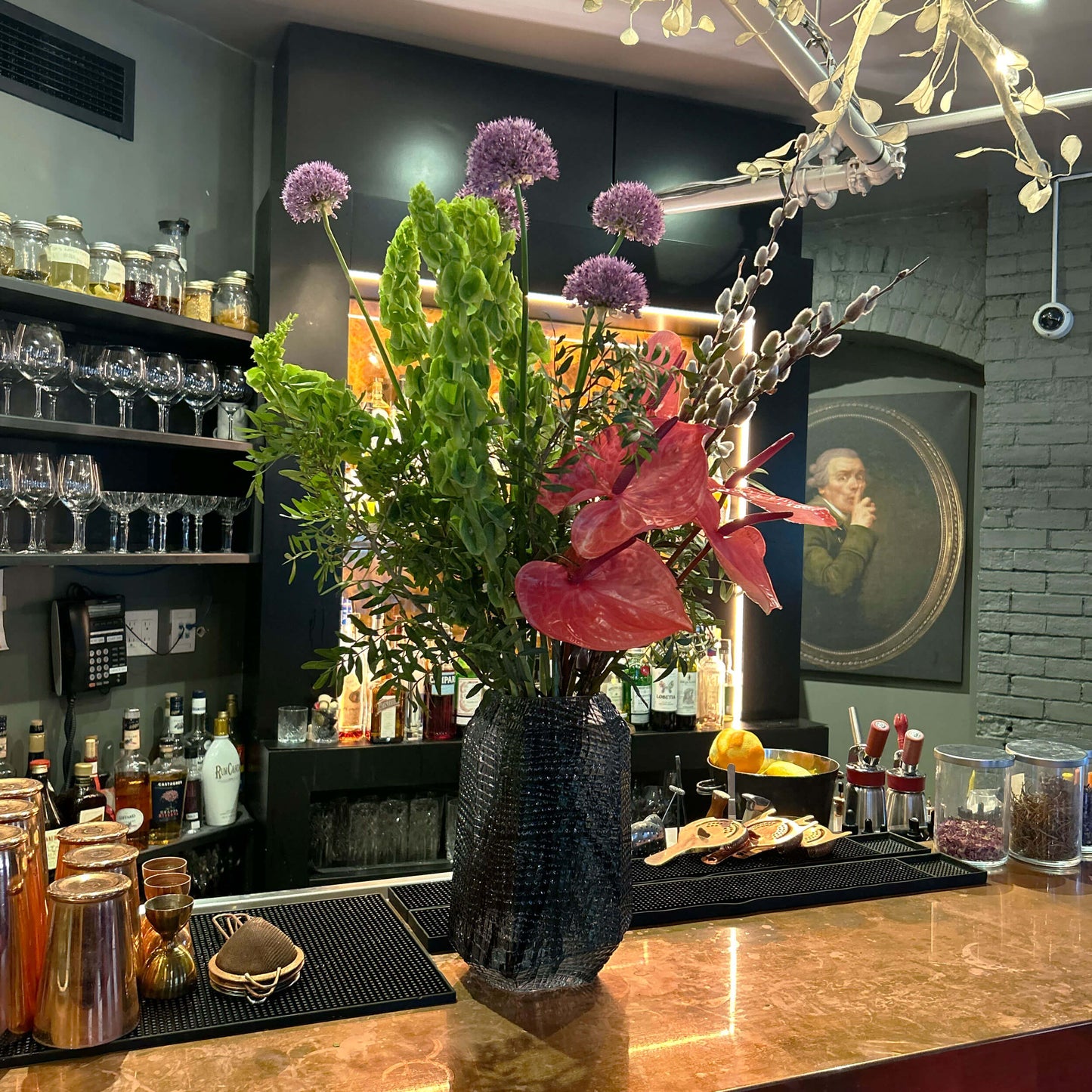 Medium entrance flower arrangement for a workplace countertop, workplace weeklies for B2B flowers in Toronto, Quince Flowers – Toronto’s best florist, available near you.