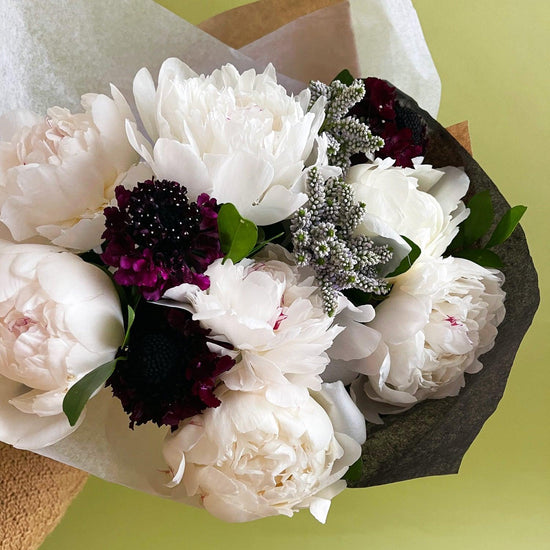 Wonderblooms monthly flower subscription from Quince Flowers, Toronto Florist and flower delivery. Order online for flower & plant subscriptions from the best florist in Toronto near you.